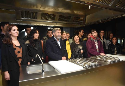 Quince alumnos iniciaron un Obradoiro Dual de Emprego sobre Cociña na nova Escola de Hostalería de Riveira